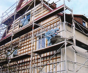 Abbau asbesthaltiger Fassadenplatten bei einem Mehrfailienhaus