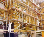 Demontage asbesthaltiger Fassadenplatten an Hochhaus