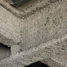 Asbest in seiner für den Menschen gefährlichsten Form:
Schwachgebundener Spritzasbest als Brandschutzverkleidung an tragenden Stahlträgern